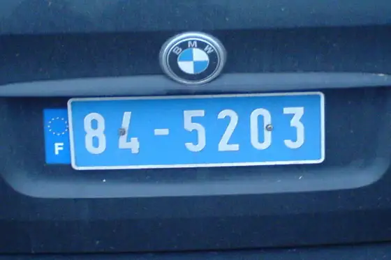 Plaque d'immatriculation bleue - Pays, assurance et démarches en France